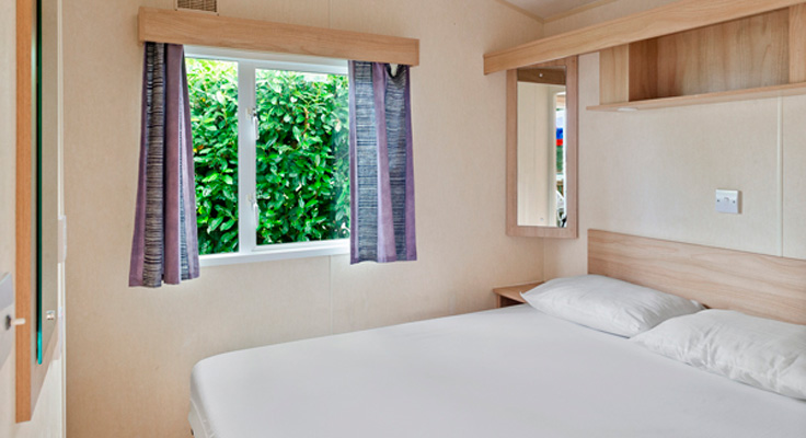 Chambre parentale lit double camping Saint Hilaire de Riez