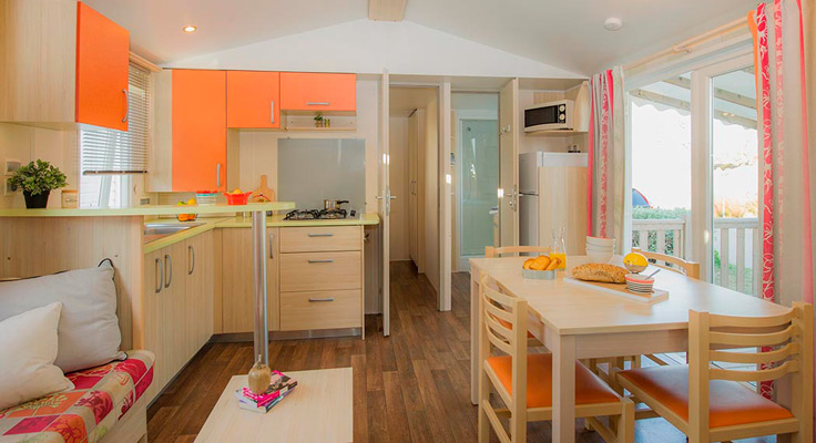 Salon et cuisine aménagée mobil-home à Saint Hilaire de Riez