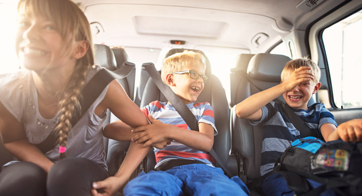 Enfants dans voiture vacances