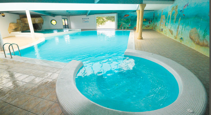 Jacuzzi et piscine chauffée couverte au camping Sol à Gogo