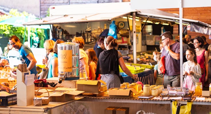 Artisans et producteurs sur le marché en Vendée