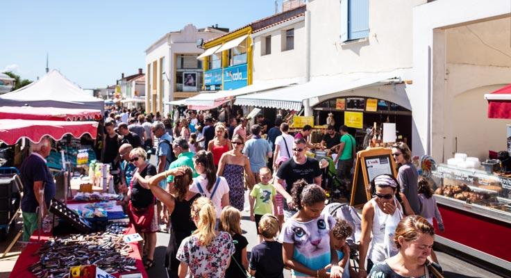Allée animée marché en Vendée