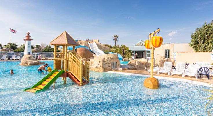 Pataugeoire et jeux d'eau camping Sol à Gogo