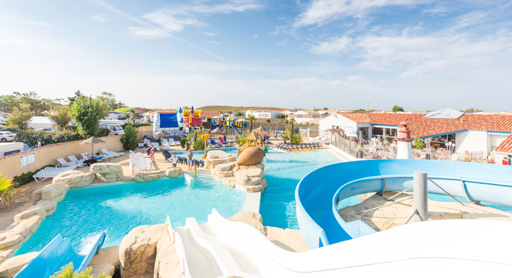 Parc aquatique avec piscine pour enfants et pour adultes