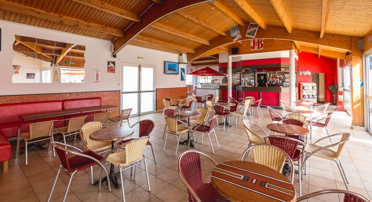 Salle intérieure snack camping Sol à Gogo
