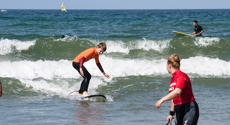 Cours de surf en famille