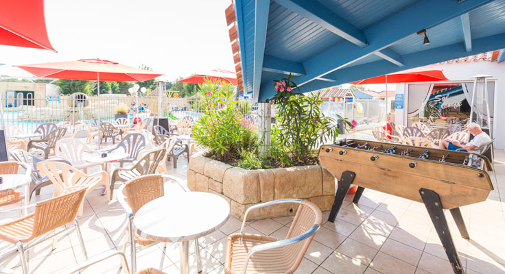 Terrasse snack avec babyfoot camping Sol à Gogo